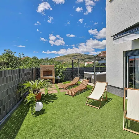 2 Bedroom Cozy In Seget Donji شقة تروغير