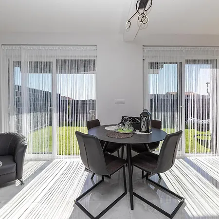 2 Bedroom Cozy In Seget Donji شقة تروغير