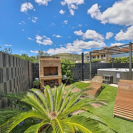 Awesome In Seget Donji *