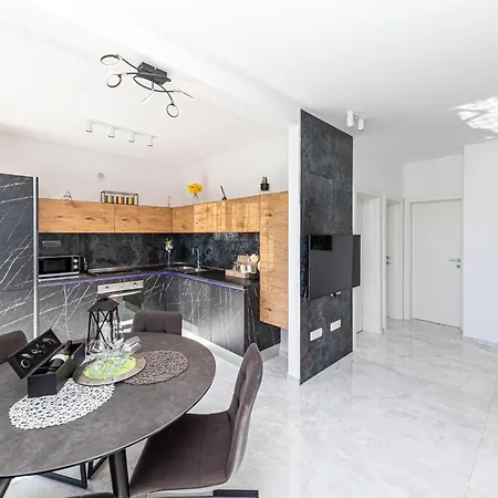 2 Bedroom Cozy In Seget Donji تروغير