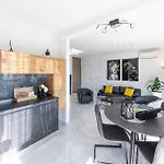 2 Bedroom Cozy In Seget Donji Apartment Trogir