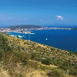 2 Bedroom Cozy In Seget Donji Apartment Trogir