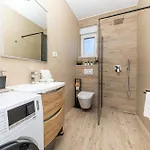 2 Bedroom Cozy In Seget Donji Apartment *