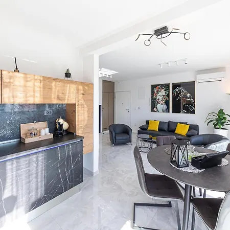 2 Bedroom Cozy In Seget Donji Apartmán Trogir