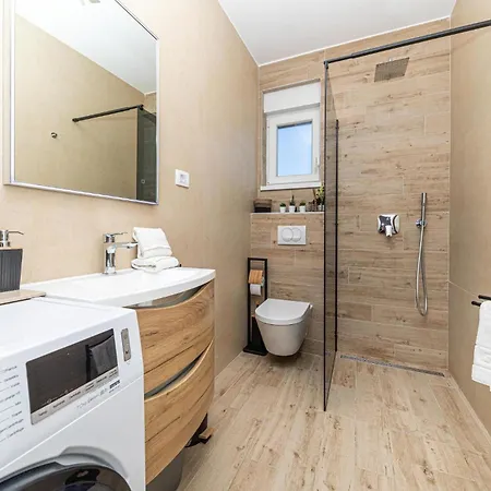 2 Bedroom Cozy In Seget Donji Apartmán *