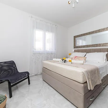 2 Bedroom Cozy In Seget Donji Apartmán