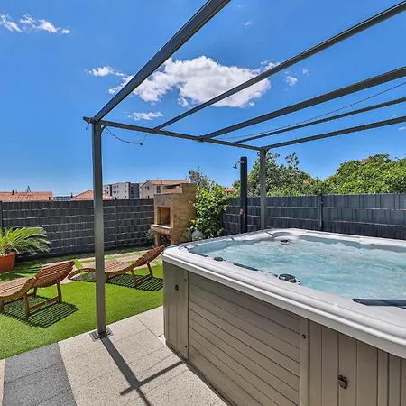 Apartmán 2 Bedroom Cozy In Seget Donji Trogir
